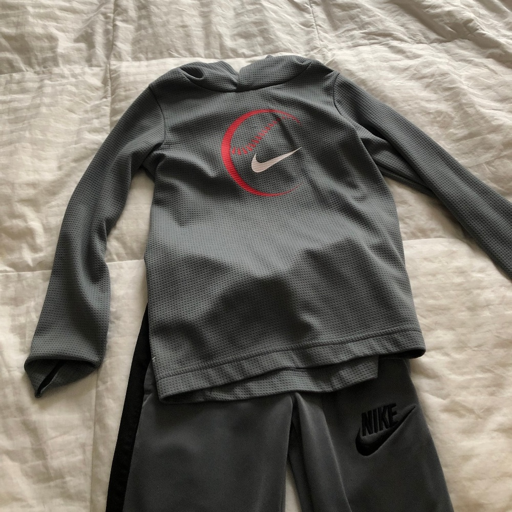boys Nike hooded long sleeve shirt and pants set